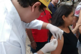 Imagem: Foto de aluno do curso aplicando injeção em paciente