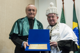 Imagem: Prof. Sérgio Regadas recebe honraria das mãos do Reitor Henry Campos (Foto: Viktor Braga/UFC)