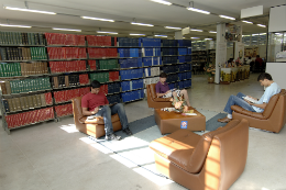 Foto de pessoas lendo em uma biblioteca da UFC