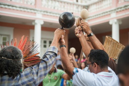 Imagem: Na cerimônia colam grau 74 estudantes da Licenciatura Intercultural Indígena (Foto: Viktor Braga)