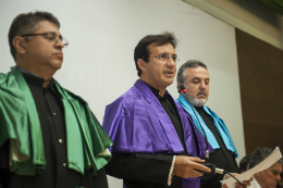 Imagem: Vice-Reitor Custódio Almeida (ao centro), no exercício da Reitoria, destacou importância da interiorização do ensino superior (Foto: Viktor Braga/UFC)