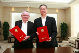 Imagem: Foto do Reitor Henry Campos com o Prof. Xue Jinwen, Chanceler da Universidade de Nankai, na China