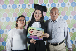 Imagem: Lívia Fernandes, agora graduada em Psicologia, entre os pais