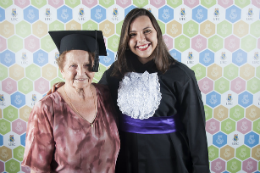 Imagem: Foto da formanda Júlia Argenta com a avó Vilma