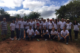 Imagem: Foto da equipe do Projeto Rondon numa estrada de terra batida do interior do Ceará
