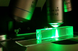 Imagem: Técnica Raman permite caracterizar materiais a partir do espalhamento de luz monocromática (Imagem: Reprodução Pós-Física UFV)
