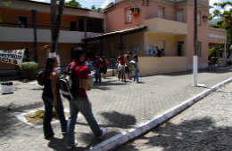 Imagem: Alunos caminham em frente à Casa de Cultura Britânica