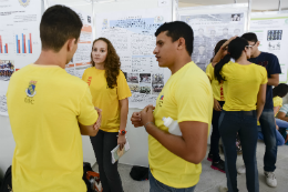 Imagem: Estudantes apresentam trabalhos no Centro de Convivência do Campus do Pici (Foto: Ribamar Neto/UFC)