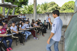 Imagem: Instrutor Gerson Junior fala aos alunos do minicurso