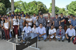Imagem: Grupo de participantes, instrutores e professores reunidos em foto