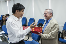 Imagem: Prof. Dehua Liu foi recebido pelo Reitor Henry Campos no Centro de Tecnologia