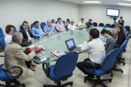 Imagem: Encontro aconteceu na sala do Conselho do Centro de Tecnologia (Foto: Viktor Braga/UFC)