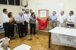 Imagem: Professores descerrando placa comemotativa