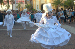 Imagem: Cena do espetáculo "Urubus" em praça (Foto: Kennedy Saldanha/Divulgação)