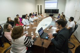 Imagem: O arquivista Rodrigo Nogueira, coordenador de protocolo da UnB, apresentou a experiência da universidade na implantação do Sistema Eletrônico de Informações (Foto: Ribamar Neto/UFC)