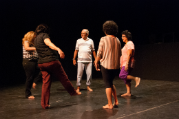 Imagem: Servidores no palco, durante aula de teatro