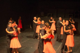Imagem: Servidores dançando em pares durante Mostra Artística de 2015 (Foto: Divulgação)