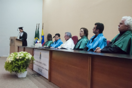 Imagem: Mesa de autoridades acadêmicas na colação de grau