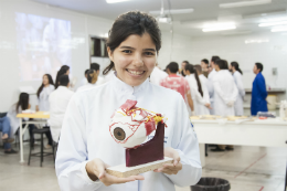 Imagem: A estudante de Odontologia Joana Alves, autora de um elogiado modelo anatômico do globo ocular