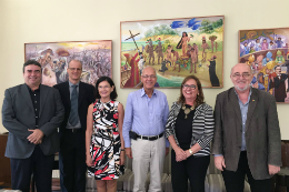 Imagem: Prof. Manuel Furtado; Prof. Konrad Christoph Utz; consulesa da Alemanha em Recife, Maria Könning de Siqueira Regueira; embaixador da Alemanha no Brasil, Georg Witschel; Profª Márcia Machado; cônsul honorário da Alemanha em Fortaleza, Hans Jürgen Friege (Foto: Gabinete do Reitor)