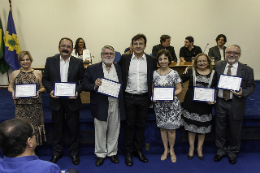 Imagem: Homenagens a ex-pró-reitores marcaram a solenidade na última sexta-feira (Foto: Viktor Braga/UFC)