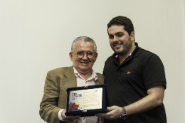 Imagem: O Reitor Henry Campos recebeu uma placa em reconhecimento ao apoio dado pela UFC à X Bienal de Arte e Cultura (Foto: Viktor Braga/UFC)