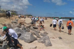 Imagem: O Centro Acadêmico Stênio de Freitas, do Curso de Engenharia de Pesca da UFC, promove ação de conscientização ambiental na Praia de Iracema (Foto: Divulgação)