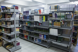 Imagem: Foto de estantes de livros em biblioteca da UFC