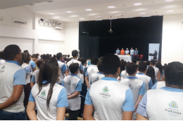 Imagem: Foto do público do auditório com visão para o palco