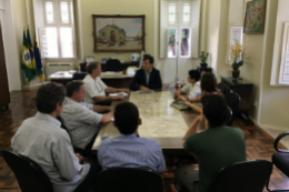 Imagem: Reunião ocorreu no gabinete do Reitor (Foto: Viktor Braga/UFC)