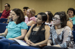 Imagem: Público assiste atento às palestras