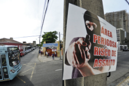 Imagem: Numa esquina de Fortaleza, placa alerta para risco de assalto