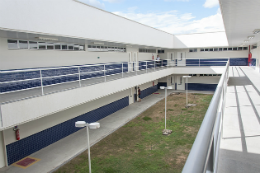 Imagem: Pátio interno do bloco didático do Campus da UFC em Russas (Foto: Viktor Braga/UFC)