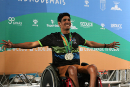  Imagem: Além da medalha de ouro na disputa de 50 metros nado peito, Carmo Neto conquistou prata nas modalidades de 50 e 100 metros livre (Foto: Divulgação)