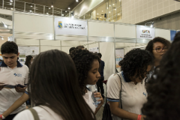 Imagem: Estande da UFC também recebeu a visita de muitos estudantes do ensino médio (Foto: Jr. Panela/UFC)