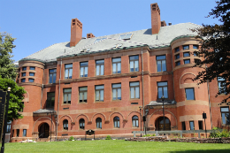 Imagem: Foto da fachada da Framingham State University, nos Estados Unidos
