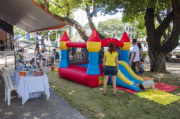 Imagem: Foto de uma cama elástica com algumas essoas ao redor nos Jardins da Reitoria