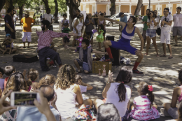 Imagem: Foto de apresentação de palhaços nos jardins da Reitoria