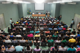 Imagem: A cerimônia de abertura, na manhã desta quarta-feira (8), ocorreu no auditório do Centro de Ciências (Foto: Viktor Braga/UFC)