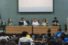 Imagem: Evento debateu "O impacto das reformas educacionais na formação docente: um diálogo entre escola e universidade" (Foto: Viktor Braga/UFC)