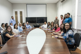 Imagem: Os novos servidores foram empossados na sala de reuniões da Reitoria (Foto: Viktor Braga/UFC)