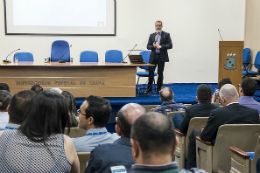 Imagem: Foto do diretor de Tecnologia da Informação da Justiça Federal no Ceará, Guilherme Tavares Lacerda, durante palestra que proferiu o evento.