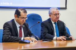 Imagem: Foto do superintendente da CGU/CE, Roberto Vieira Medeiros, ao lado do reitor da UFC, Prof. Henry Campos