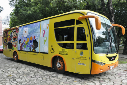 Imagem: O ônibus BrincarMóvel é projeto de extensão vinculado ao Instituto de Educação Física e Esportes (Iefes) (Foto: Ribamar Neto/UFC)