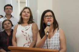 Imagem: A diretora do CCA, Profª Sônia Maria Pinheiro de Oliveira, discursa ao lado da esposa do Prof. Luiz Antonio, Marúsia de Paula (Foto: Ribamar Neto/UFC)