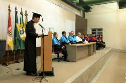 Imagem:   O orador discente, Raul Anderson Domingues Alves da Silva, incentivou os colegas a enfrentar os novos desafios: "chegou o momento de cada um alçar voo sozinho". (Foto: Anne Araújo/UFC Sobral)