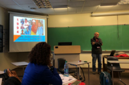IMagem: Prof. Manoel Andrade apresenta experiência de escola cearense durante lançamento de livro nos EUA (Foto: Tereza Lima)