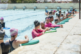 Imagem: foto de pessoas dentro de piscina apoiadas na borda