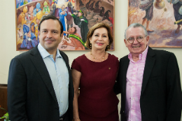 Imagem: Igor Queiroz, presidente do Instituto Myra Eliane, Profª Fátima Veras, reitora da Unifor, e Prof. Henry Campos, reitor da UFC, no lançamento do concurso de monografias (Foto: Jr. Panela/UFC)