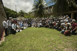 Imagem: Estudantes recém-ingressos no Curso de Engenharia Civil receberam capacetes como forma simbólica de boas-vindas à área profissional (Foto: Jr. Panela/UFC)